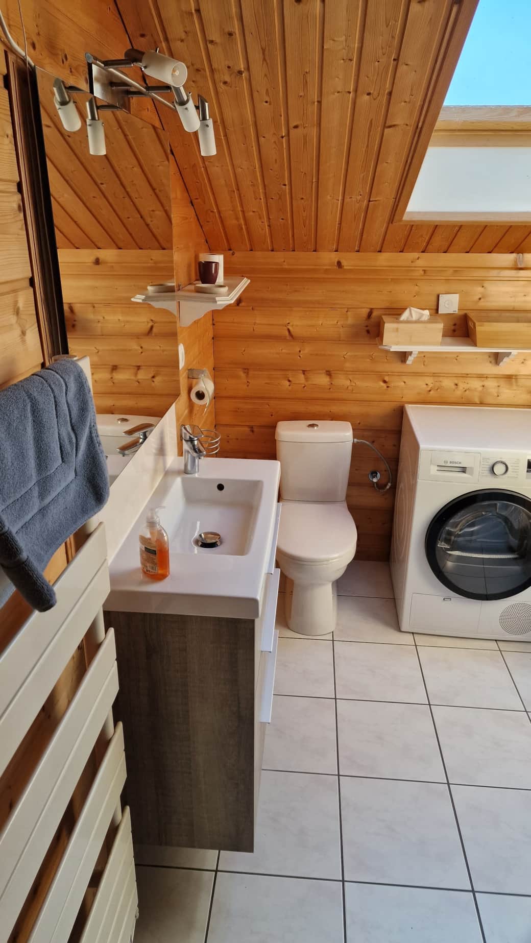 Salle de bain du premier étage avec toilettes, douche, machine à laver et sèche-linge