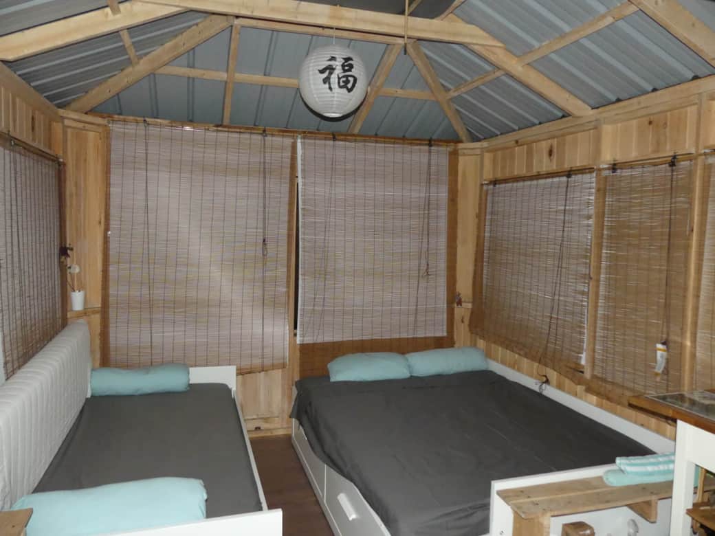 Banquettes avec sommiers à lattes, dont une extensible en lit double Banquettes avec sommiers à lattes, dont une extensible en lit double