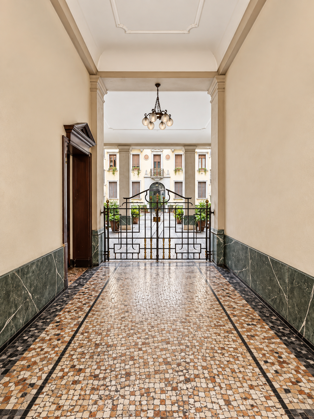 03 - Atrio ingresso con cancello liberty