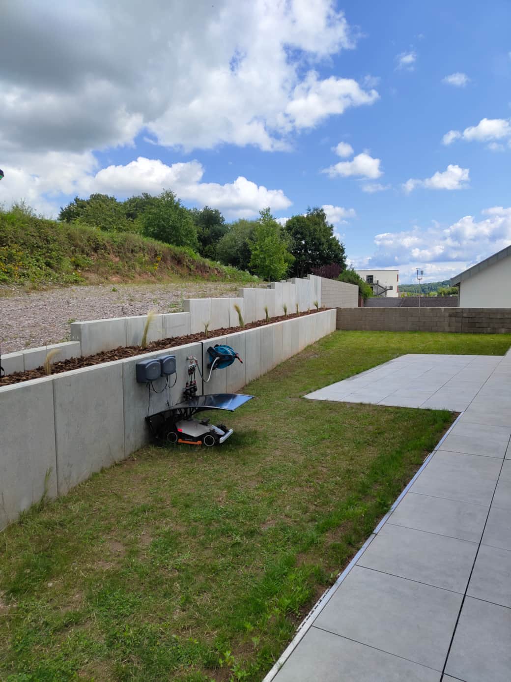 Privater Gartenbereich mit Fenstern zu Wohnzimmer, Arbeitszimmer und Schlafzimmer