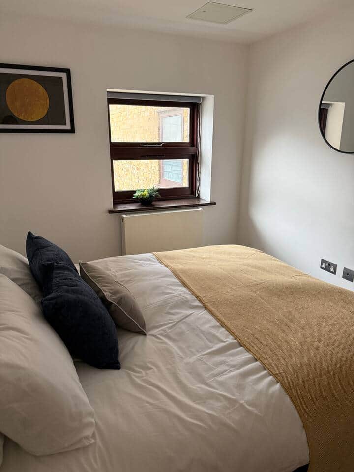 Comfortable quiet bedroom with king-size bed and hotel-quality linen. Ideal for restful nights during business trips, holidays or longer stays in Battersea London. Comfortable quiet bedroom with king-size bed and hotel-quality linen. Ideal for restful nights during business trips, holidays or longer stays in Battersea London.