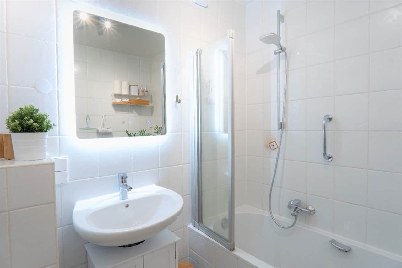 Badezimmer inkl. Handtücher, Shampoo, Duschgel, Waschmittel & kostenloser Nutzung der Waschmaschine