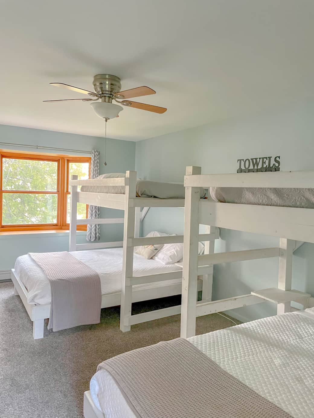 Bunk room - 2 Queens 2 Twins: Upstairs