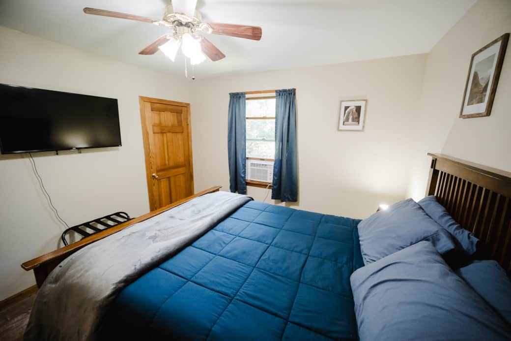 Queen bedroom on 1st floor, SmartTV. Queen bedroom on 1st floor, SmartTV.