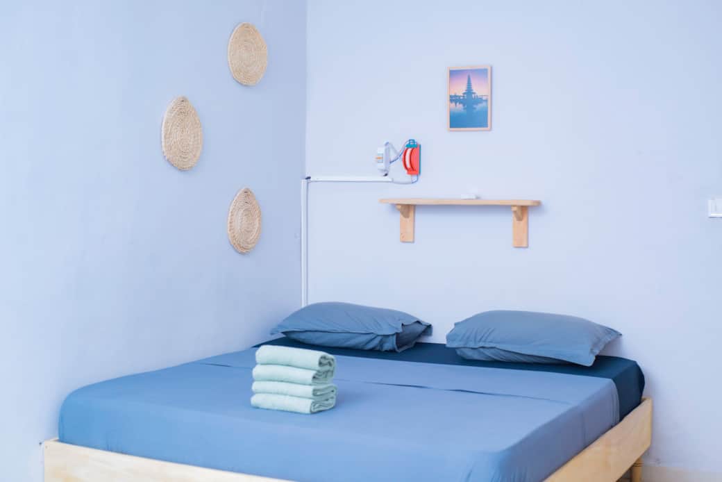 Lit King Size avec draps et serviettes fournies Lit King Size avec draps et serviettes fournies