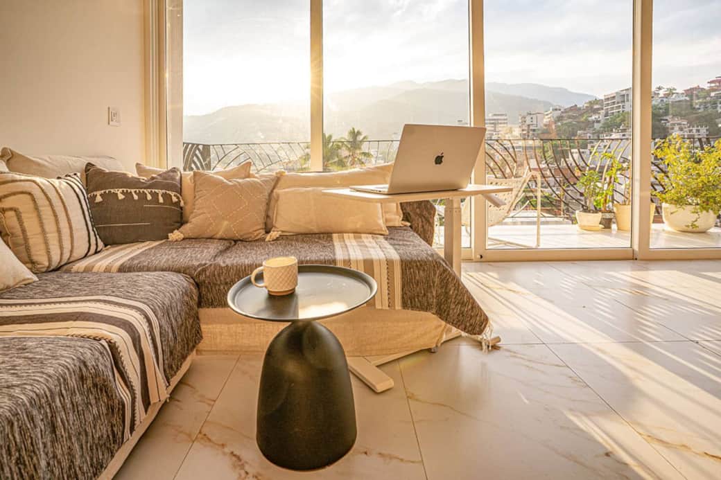 Begin your workday with coffee, sunshine, and mountain views. A height-adjustable desk fits perfectly under the low corner sofa. The ultimate calm workday has begun! Begin your workday with coffee, sunshine, and mountain views. A height-adjustable desk fits perfectly under the low corner sofa. The ultimate calm workday has begun!