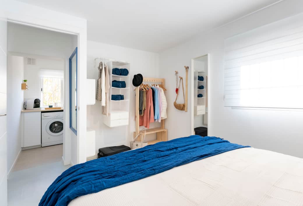 Zapatero, cajoneras visibles, cajones y colgadores para accesorios, y un espejo de cuerpo entero Zapatero, cajoneras visibles, cajones y colgadores para accesorios, y un espejo de cuerpo entero