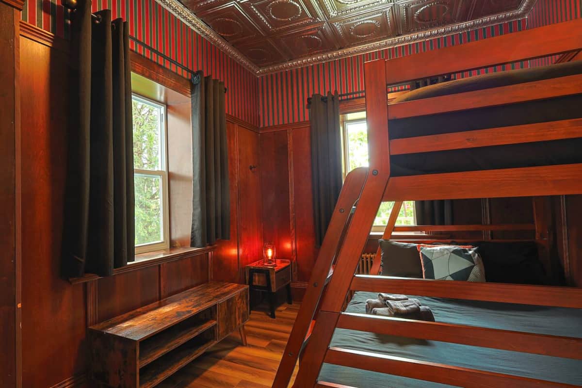 Deuxième chambre victorienne avec lit superposé double et simple