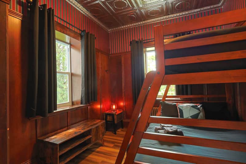 Deuxième chambre victorienne avec lit superposé double et simple