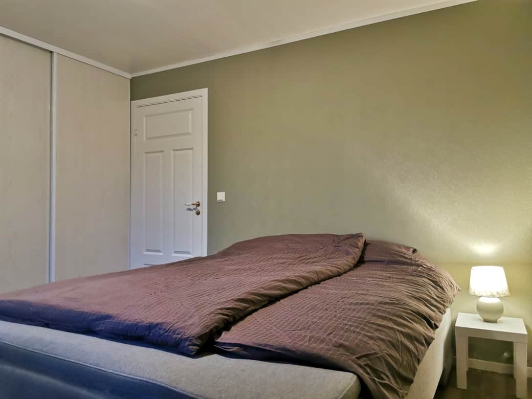 Queen size bed in the main bedroom Queen size bed in the main bedroom