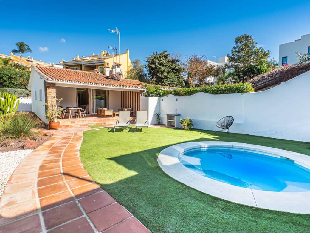 Jardín con piscina privada