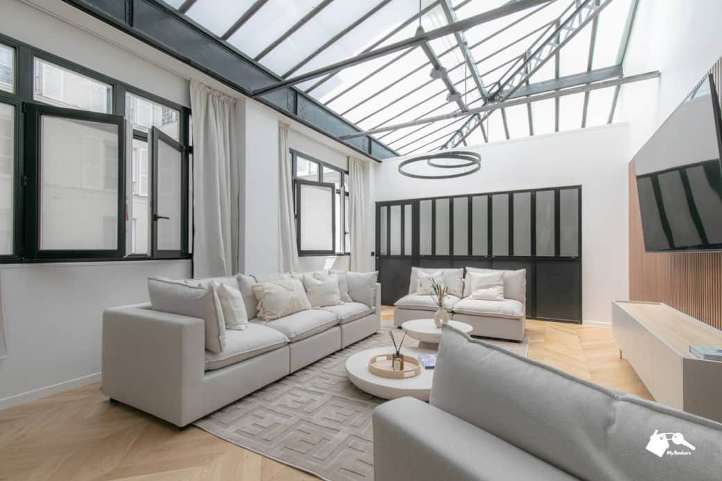 Salon spacieux avec télévision 