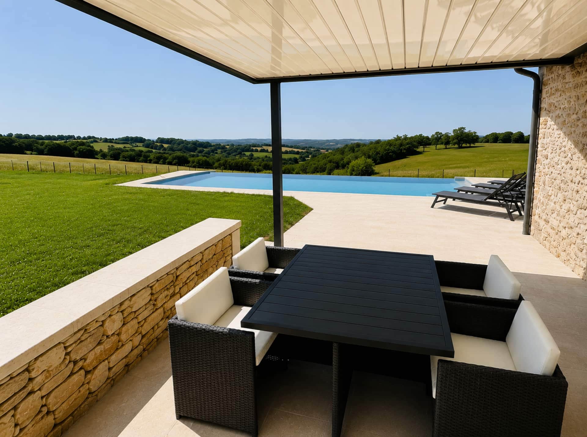 La terrasse du Belvédère du Quercy, face à la piscine à débordement
