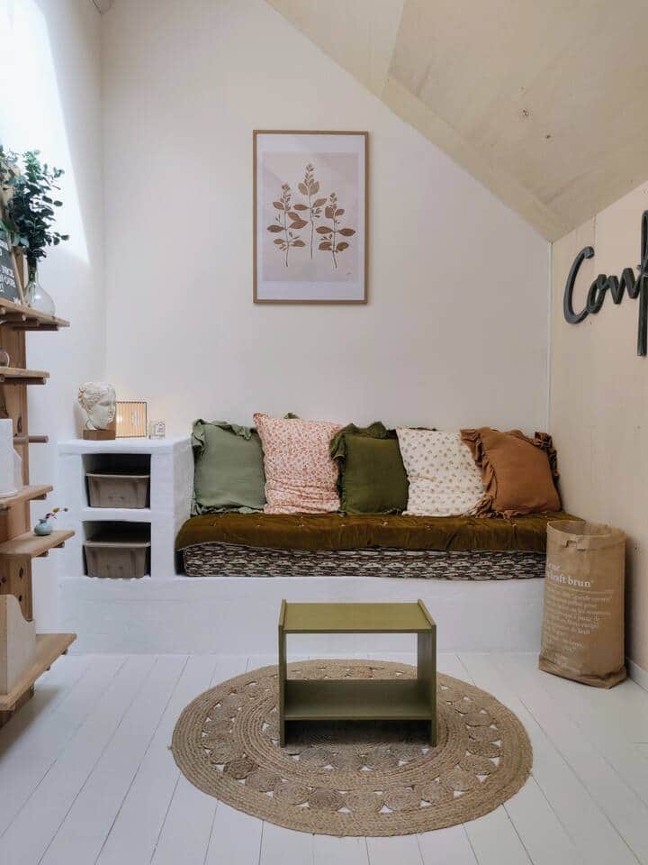 Le coin salon avec sa banquette, qui peut se transformer en lit une place pour un enfant (70x200) 