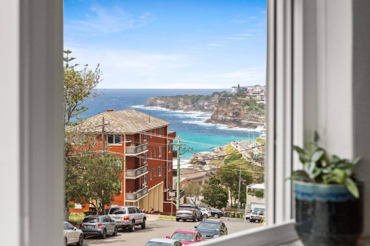 Dine or relax from the living or sunroom with a direct view on the ocean
Meters from Tamarama beach sits between two prominent headlands on the Bondi to Coogee Walk
 #Glamarama #Tamarama #Bondi Beach #bronte  #coogee #bondi  #views #sea #beach