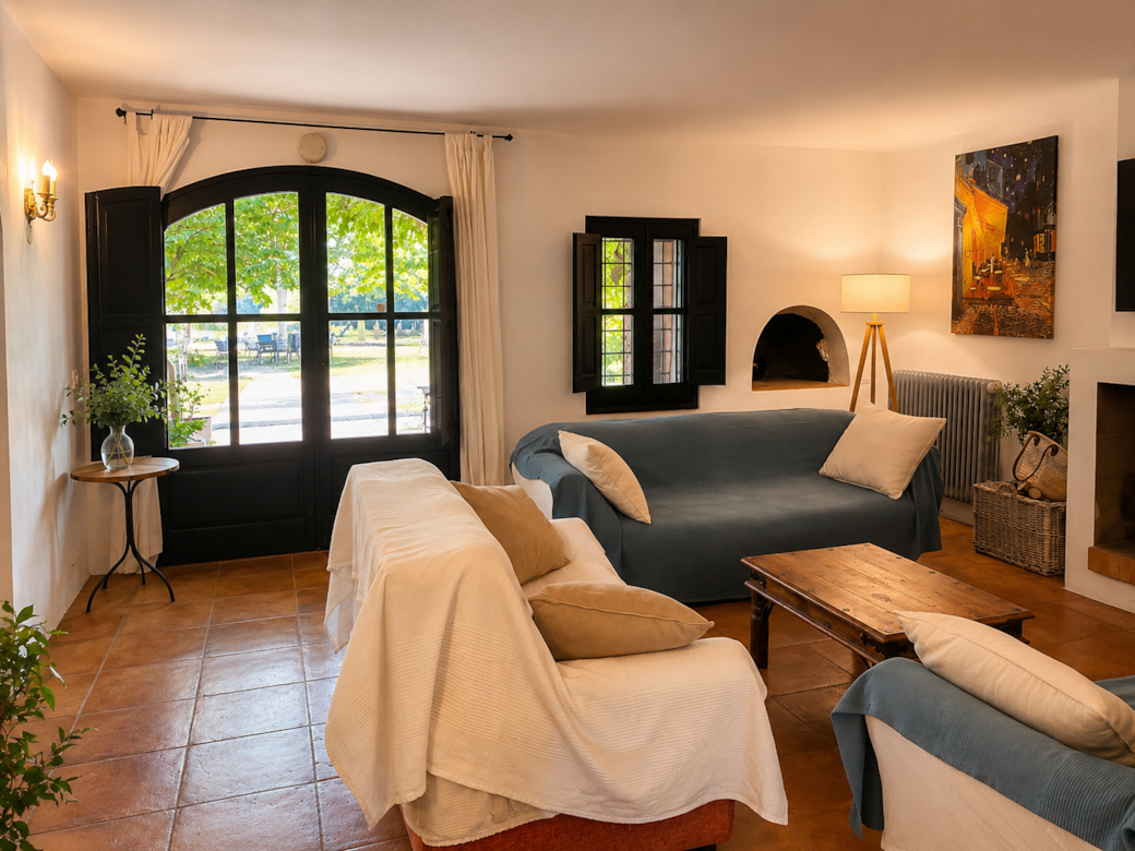 Salon spacieux et chaleureux avec cheminée
