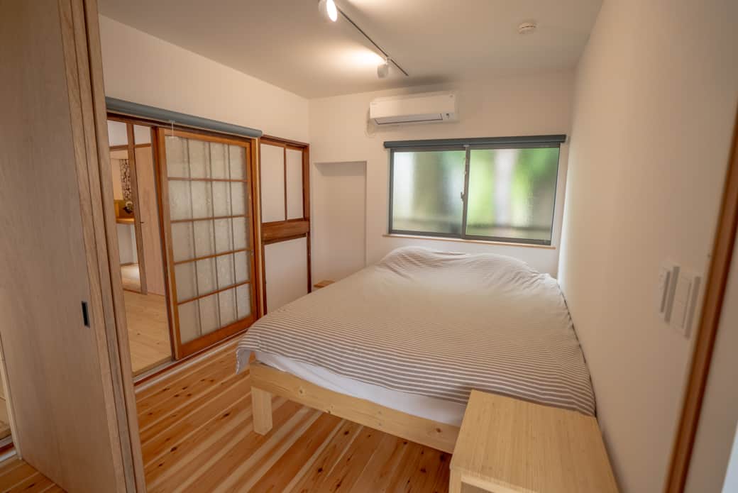 Bedroom with Queen bed