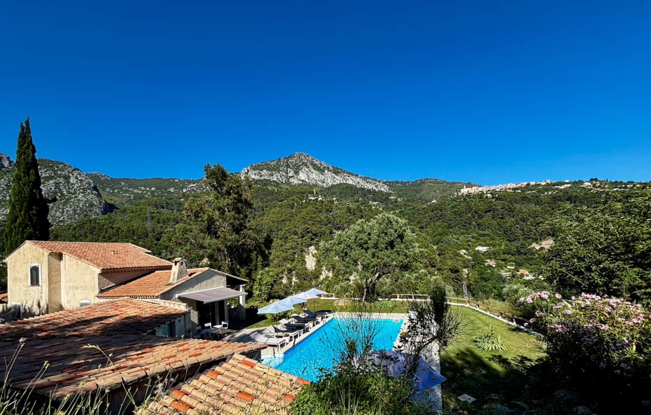 Villa Monti & Le Berceau Mountain