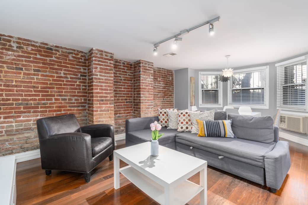 Cozy Exposed Brick 2 Bedroom! Vacation Home in Washington