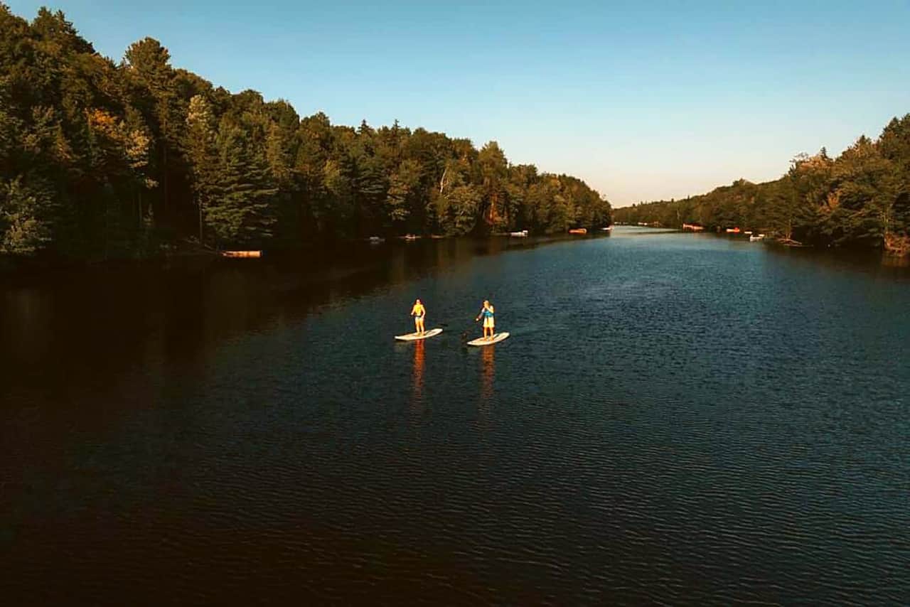 Paddle board sur le lac Fiddler