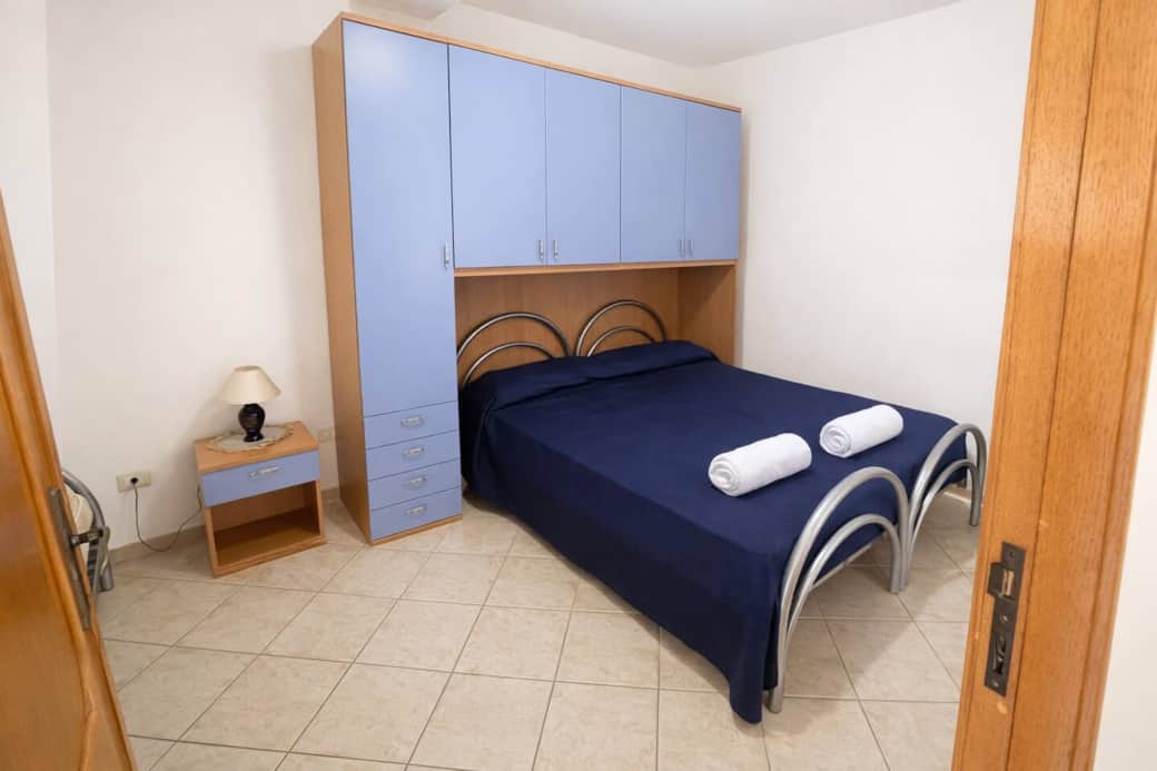 Camera confortevole con letto matrimoniale e letto singolo aggiuntivo, ampio armadio, pensata per un soggiorno pratico e rilassante. Camera confortevole con letto matrimoniale e letto singolo aggiuntivo, ampio armadio, pensata per un soggiorno pratico e rilassante.