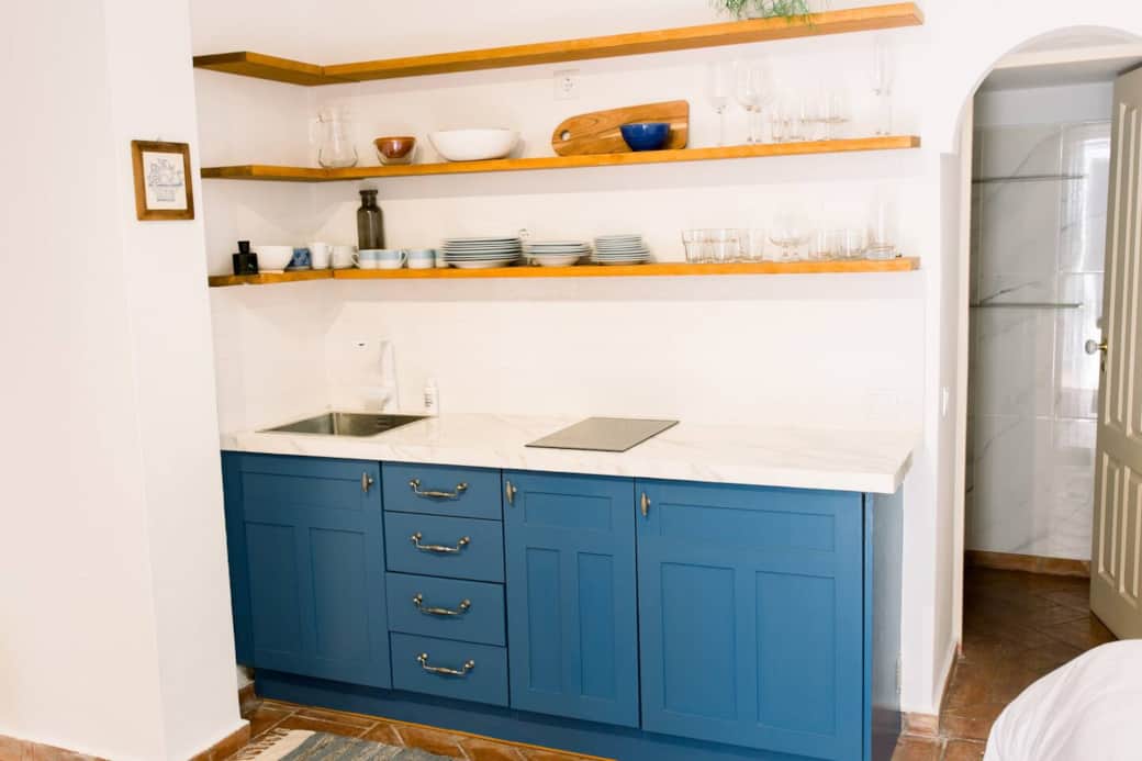 Bright Fully Equipped Kitchen Bright Fully Equipped Kitchen
