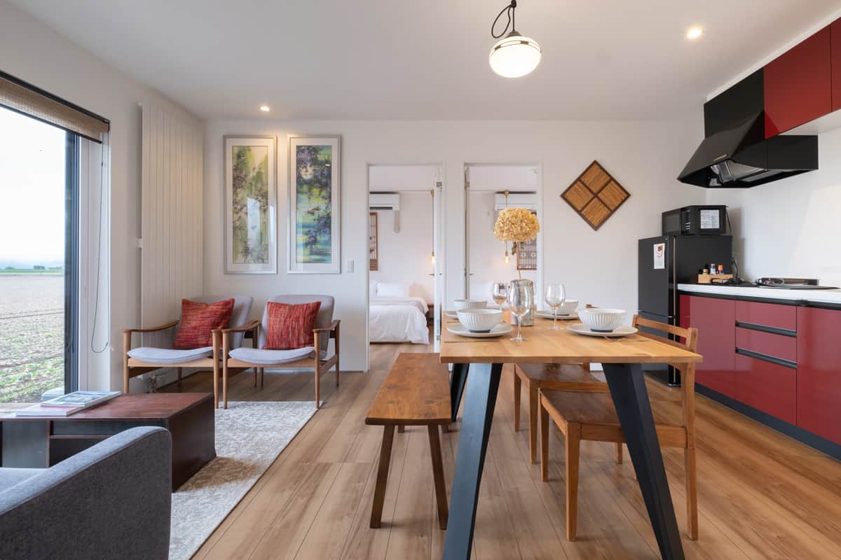 茜Akane 2-bedroom suite lounge dining and kitchen space for a comfortable country stay in Furano