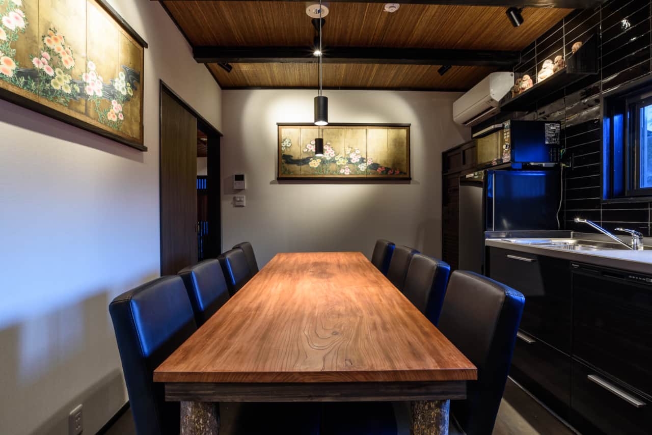 Cuisine-salle à manger joliment décorée.