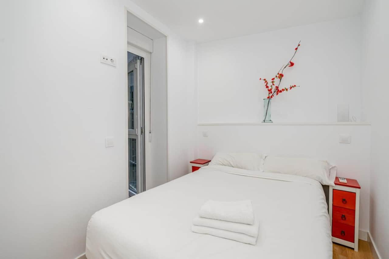 Dormitorio principal con cama de matrimonio y ventana