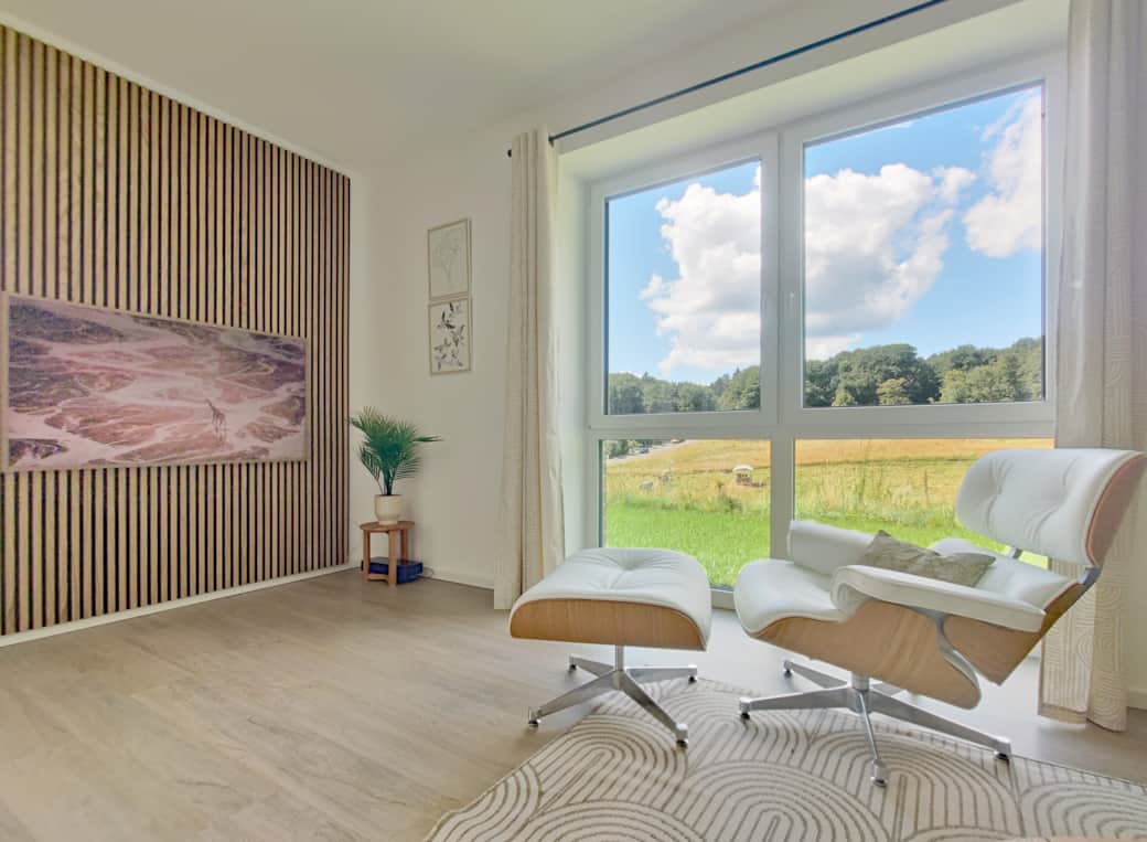 Vom Eames Lounge Chair aus kannst du entspannt fernsehen oder nach draußen schauen.