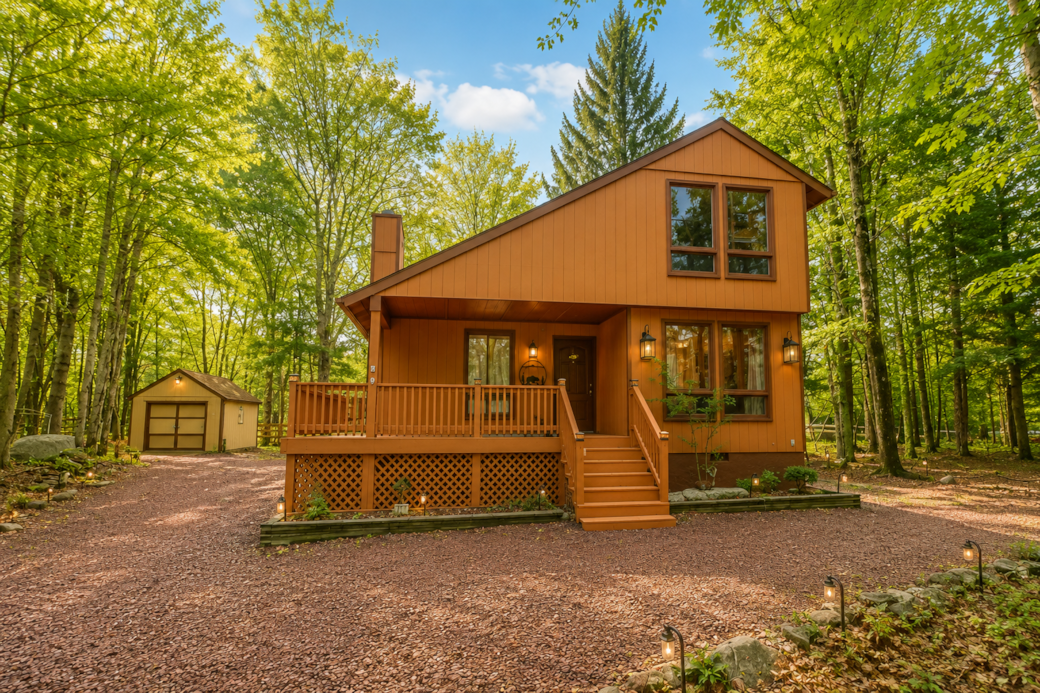 Clocked Out Cabin — pet-friendly Pocono cabin with fire pit, arcade & lake access