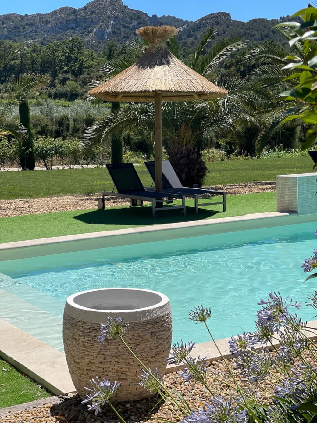 Bord de la piscine