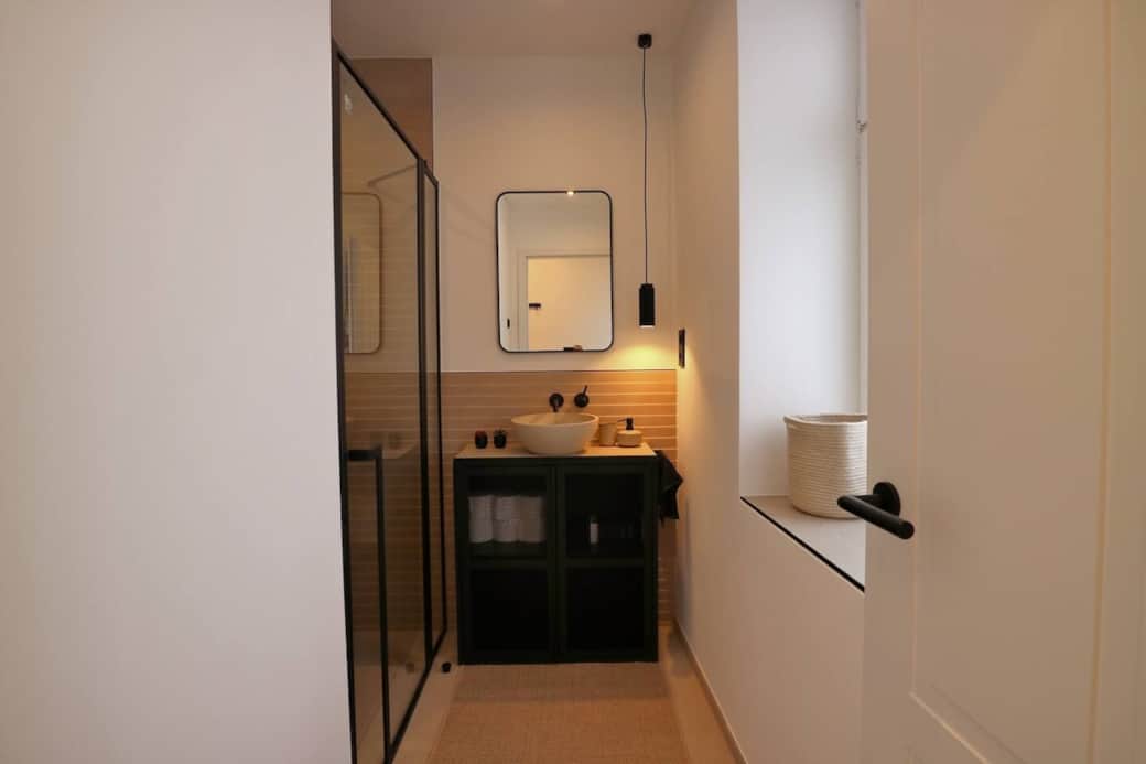 Badezimmer mir ebenerdiger Dusche