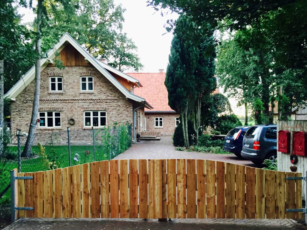 Südseite mit Parkplatz Südseite mit Parkplatz