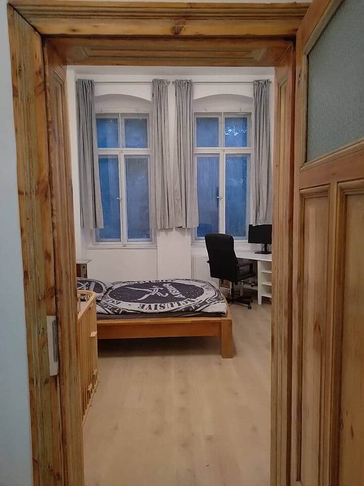 Blick in das Schlafzimmer mit Homeoffice-Büro