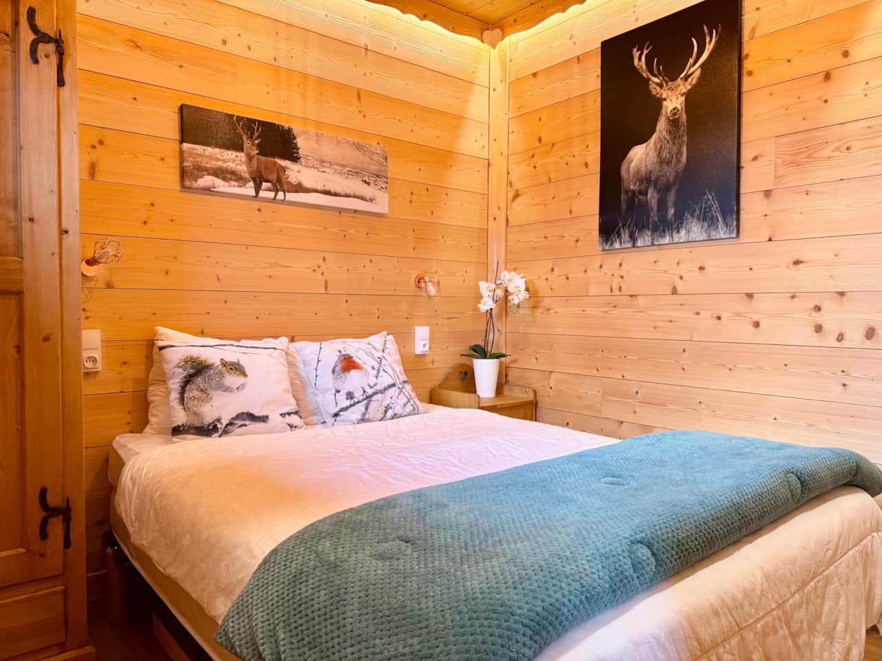 Chambre 3, 1 lit 140cm, déco chalet montagne.