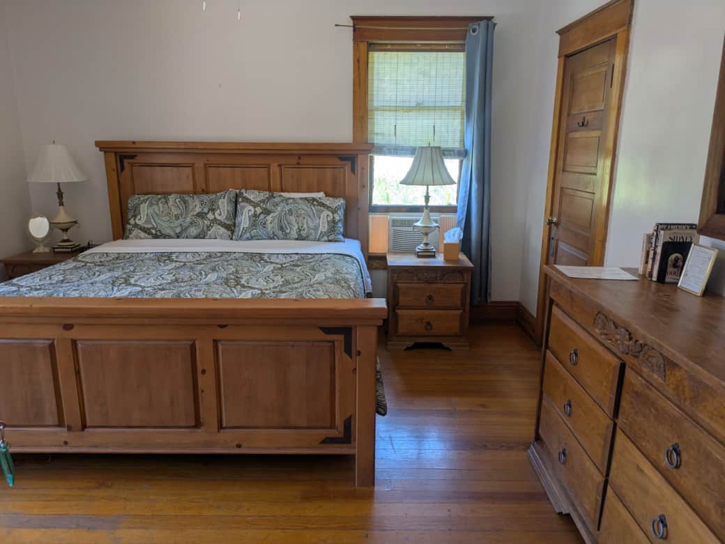 Room 8 with closet