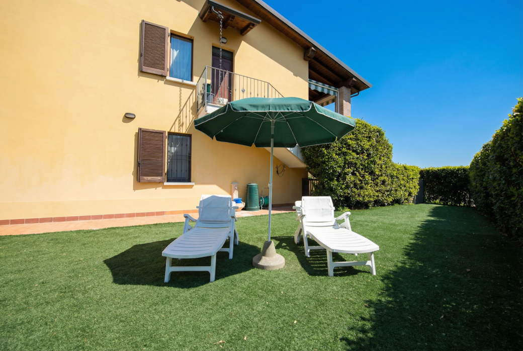 Lettini prendisole nel giardino adiacente privato