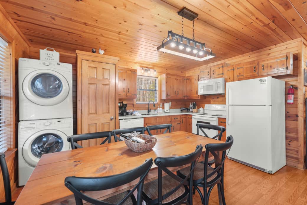 Fully equipped kitchen with washer and dryer
