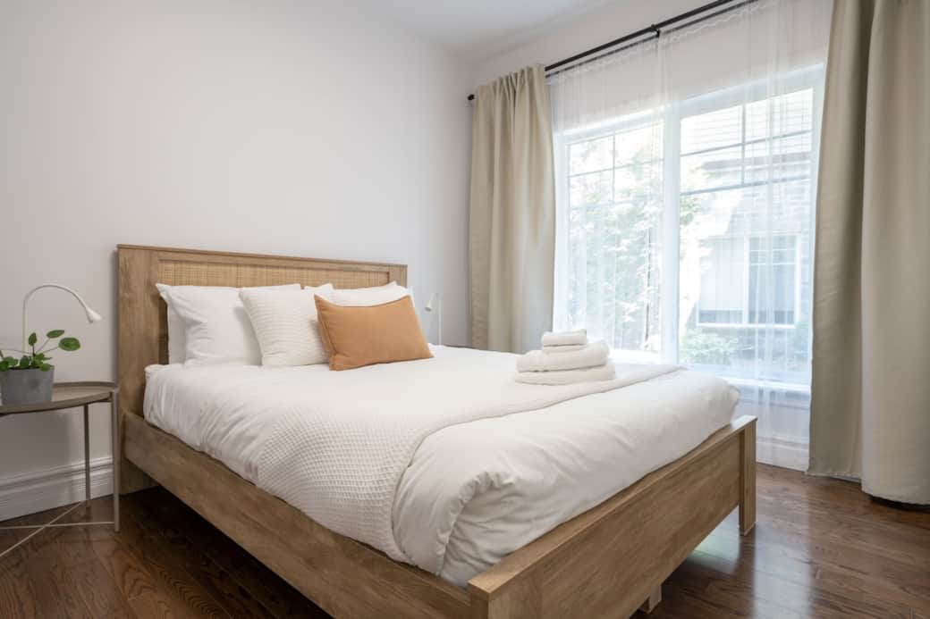Chambre avec un grand lit (Queen) - Bedroom with Queen bed