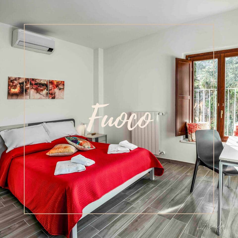 La Room Fuoco 1° Piano vi accoglie con un comodo letto matrimoniale, un ampio armadio con grucce, una scrivania per il vostro laptop e oscuranti alle finestre per un riposo sereno. Troverete anche un comodino per tenere tutto a portata di mano. La Room Fuoco 1° Piano vi accoglie con un comodo letto matrimoniale, un ampio armadio con grucce, una scrivania per il vostro laptop e oscuranti alle finestre per un riposo sereno. Troverete anche un comodino per tenere tutto a portata di mano.