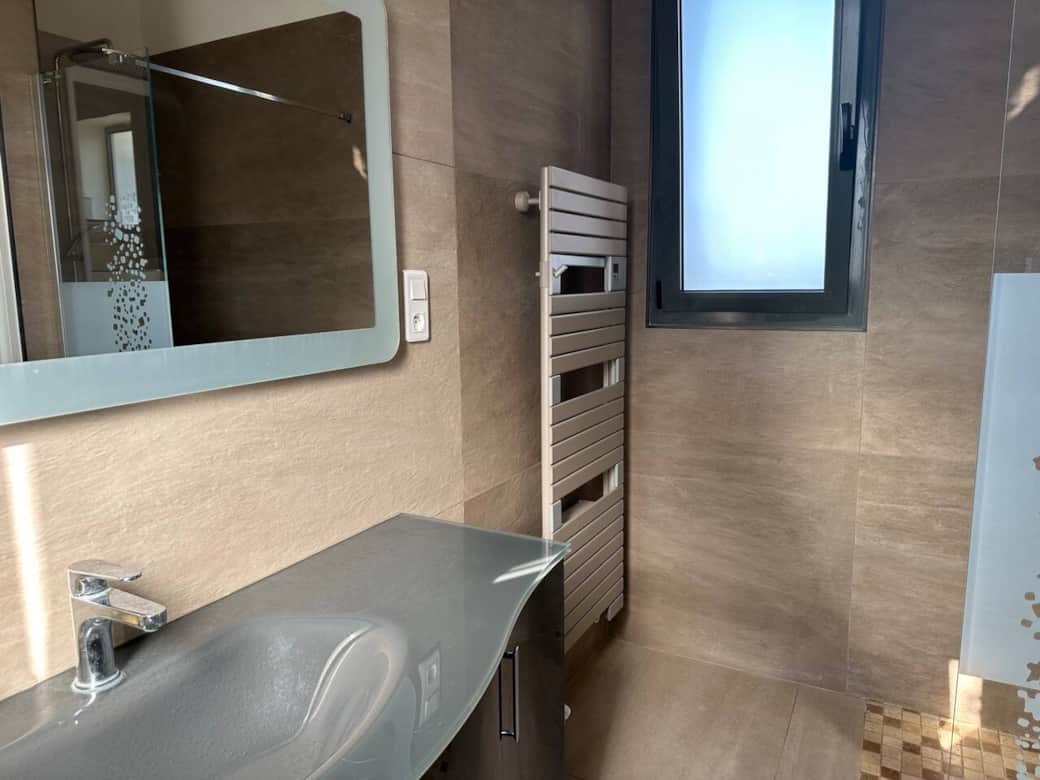 salle de bains , équipée d une grande douche à l italienne , placard de rangement . salle de bains , équipée d une grande douche à l italienne , placard de rangement .