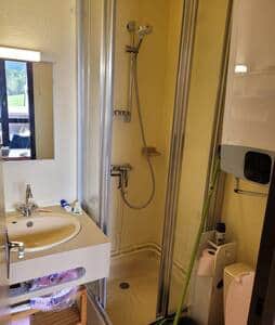 Salle d'eau: douche, lavabo, WC