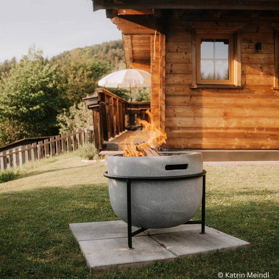 Die Feuerschale mit Grillfunktion zaubert Lagerfeuer-Vibes mit malerischem Ausblick ins Tal! Die Feuerschale mit Grillfunktion zaubert Lagerfeuer-Vibes mit malerischem Ausblick ins Tal!