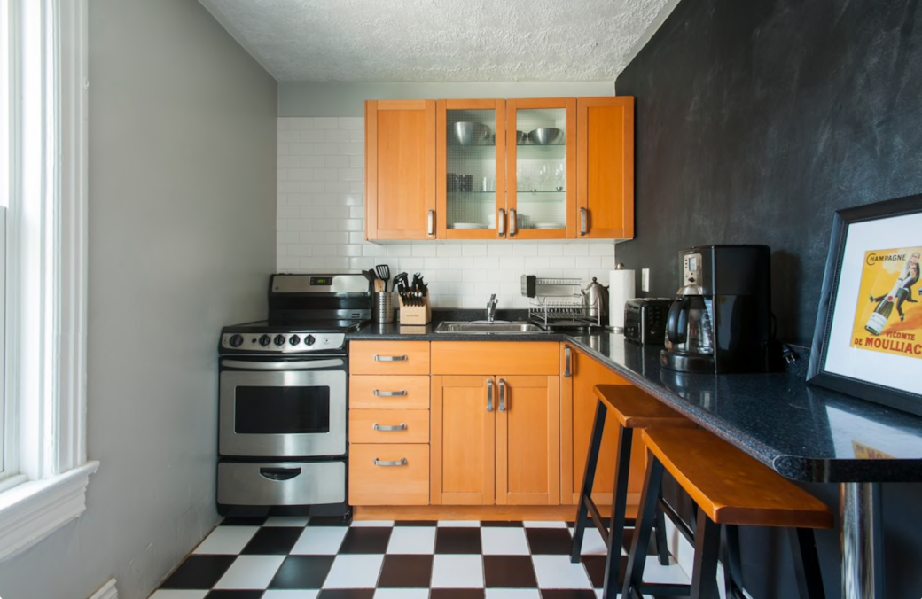 •	Full kitchen setup for long-term Toronto furnished stays 
