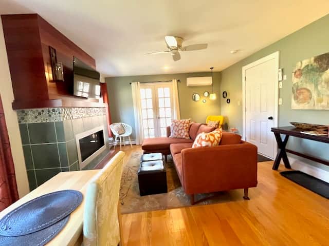 Comfortable living and dining room in this one bedroom apartment in Tannersville