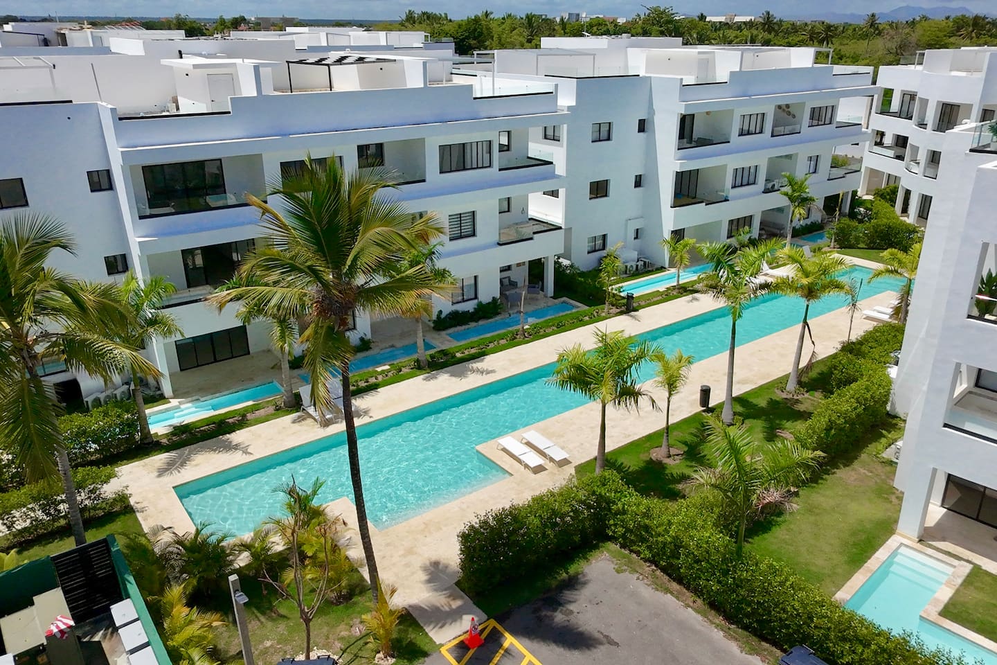 Cozy 2 BR Pool nest @ ONA Residences / Fast WIFI