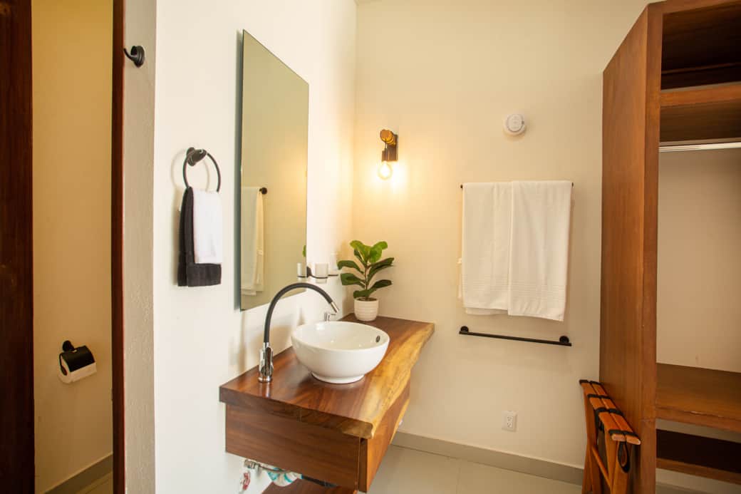 204 F Bathroom Sink 8Q9B7589