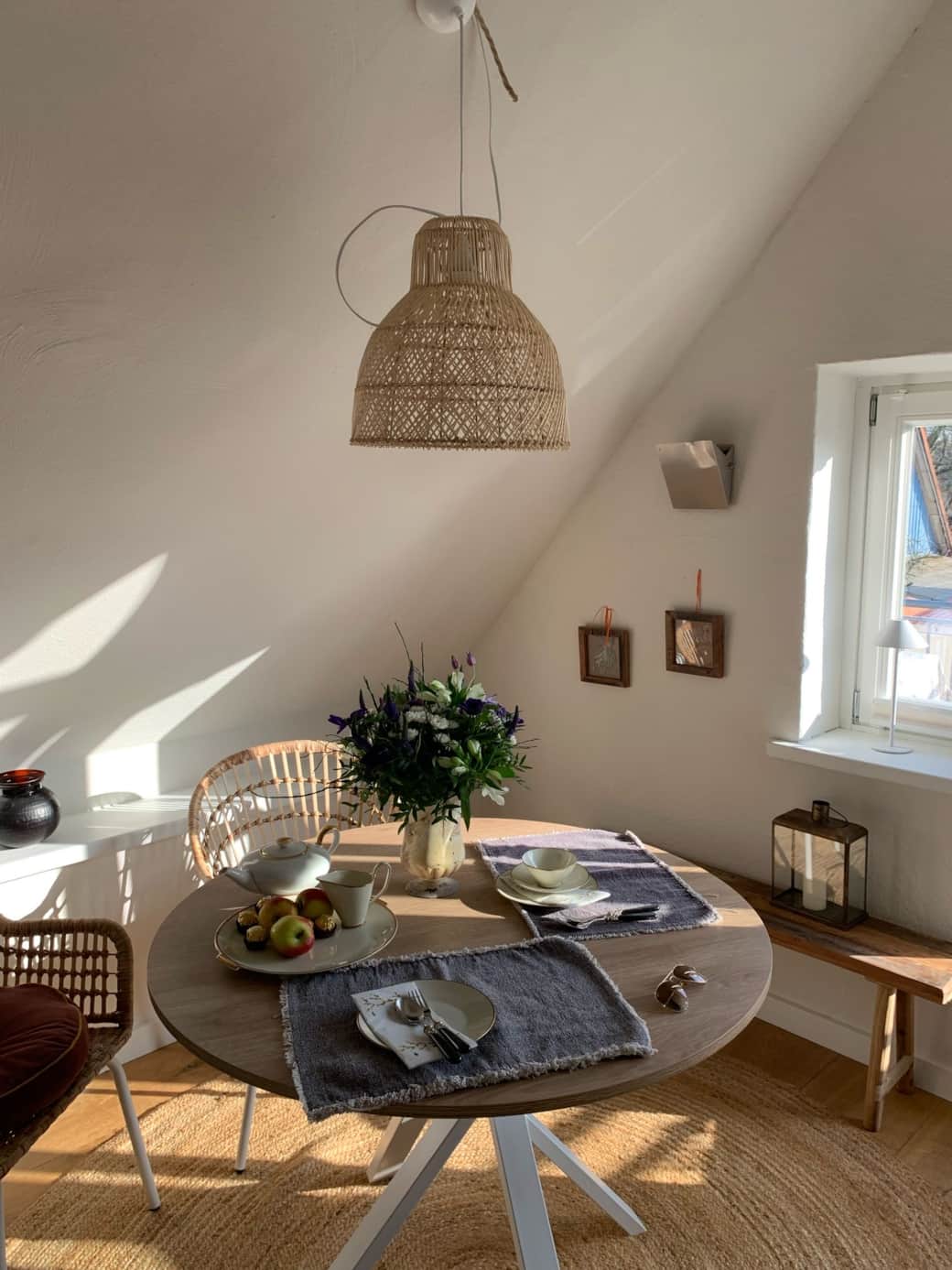 Blick ins Wohn-Esszimmer mit Süd-Balkon 