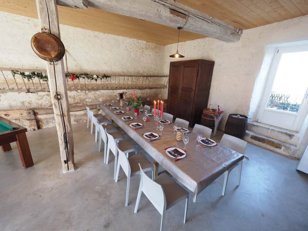 salle de billard avec espace repas (en plus de la cuisine) salle de billard avec espace repas (en plus de la cuisine)
